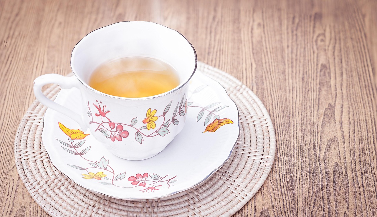 Tisana serale in tazza, ingredienti naturali per sgonfiare la pancia e depurare l'intestino.