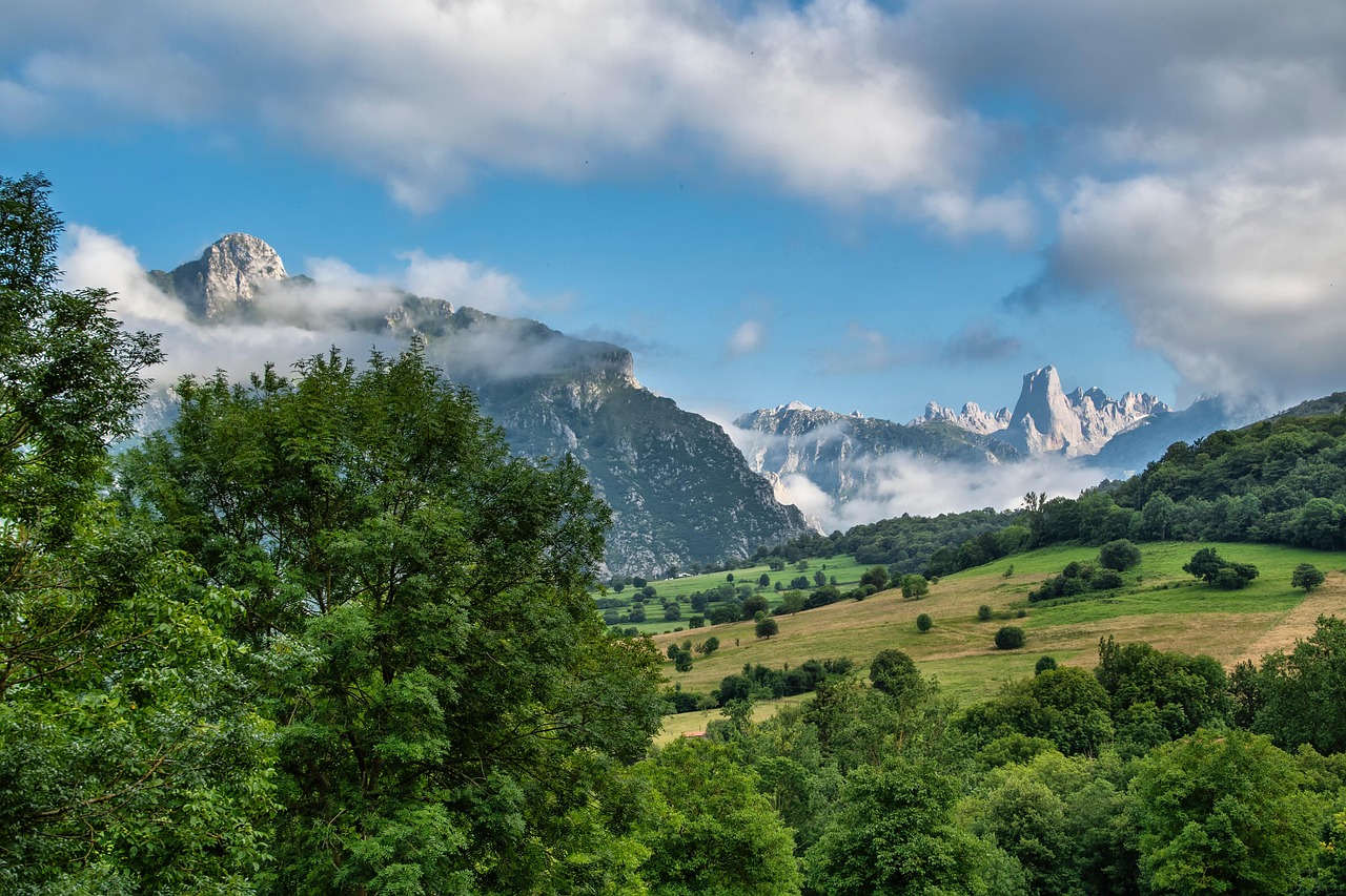 Panorama di un incantevole paese di montagna con ristoranti tipici e paesaggi mozzafiato.