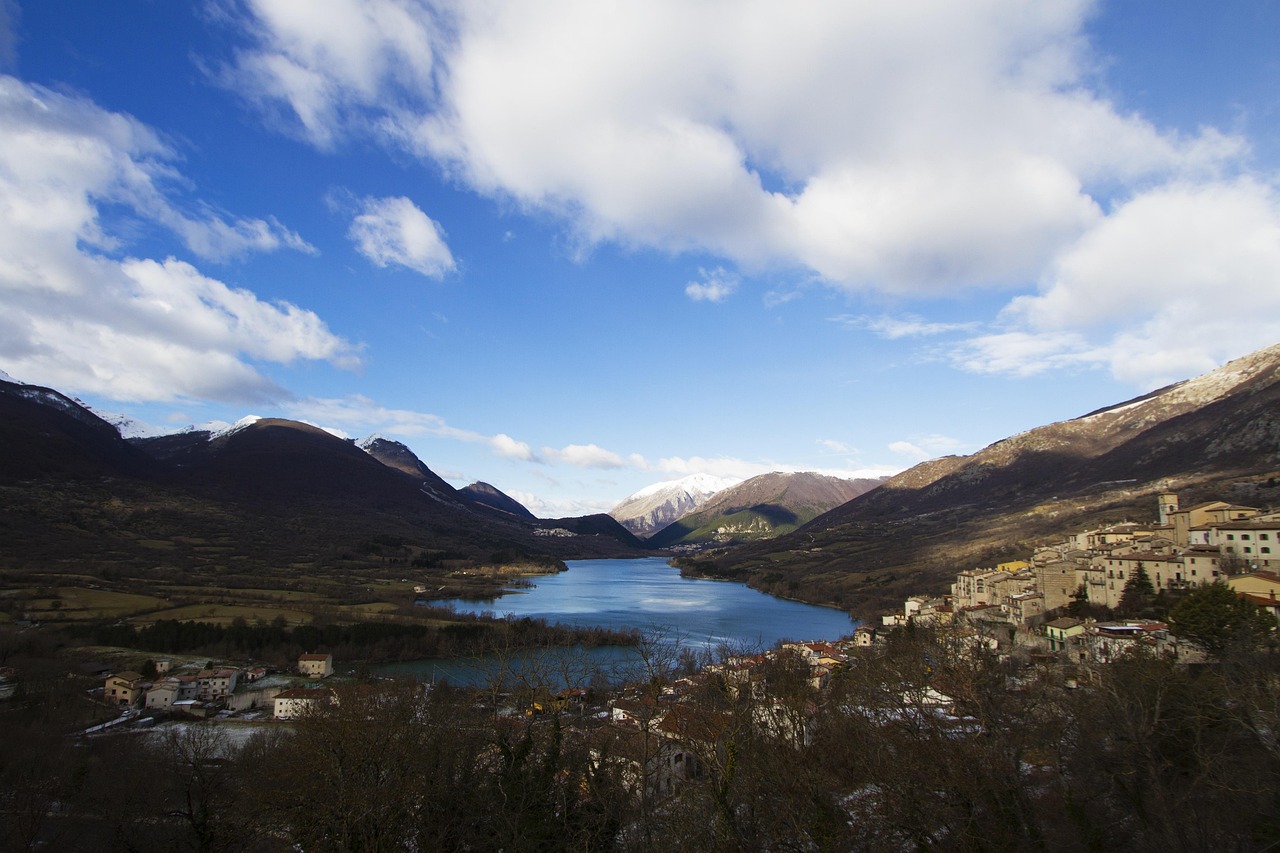 Lago italiano nascosto, circondato da natura, che sta guadagnando popolarità tra i turisti.
