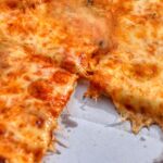 Pizza lasciata fuori dal frigo, non consigliata per il consumo il giorno dopo.