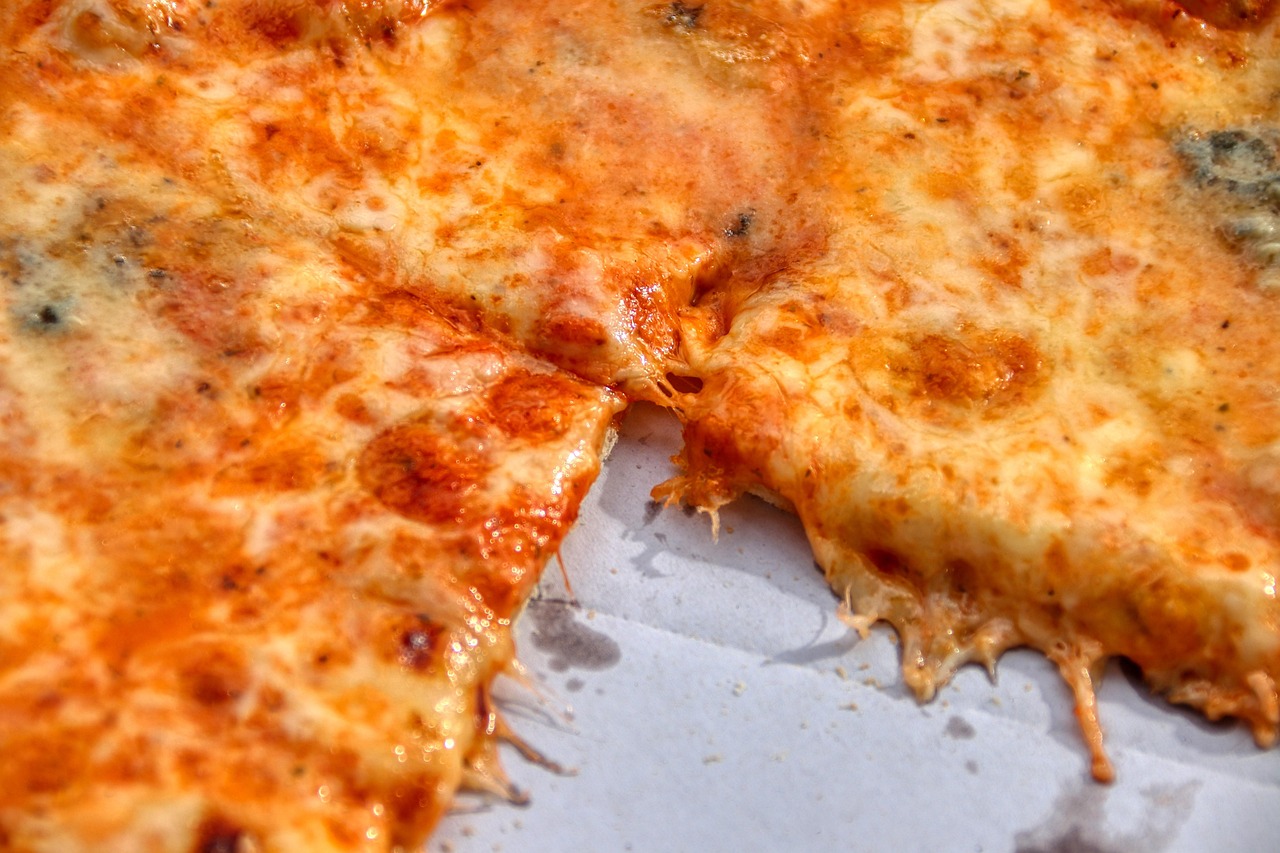 Pizza lasciata fuori dal frigo, non consigliata per il consumo il giorno dopo.