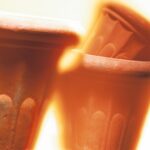 Vasi in resina colorati, leggeri e resistenti al gelo, ideali per decorare giardini e terrazzi.