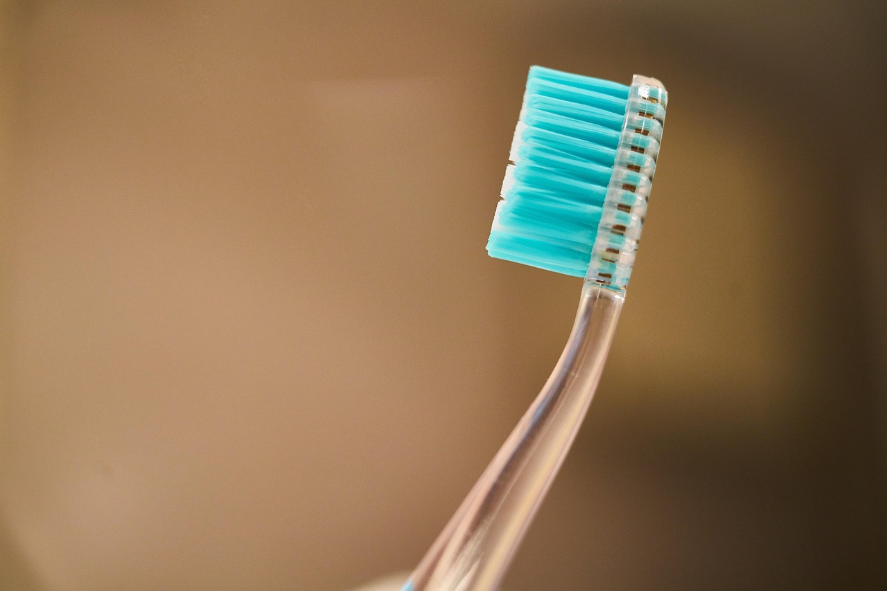 Un vecchio spazzolino da denti trasformato in strumento per pulire fessure e angoli difficili.