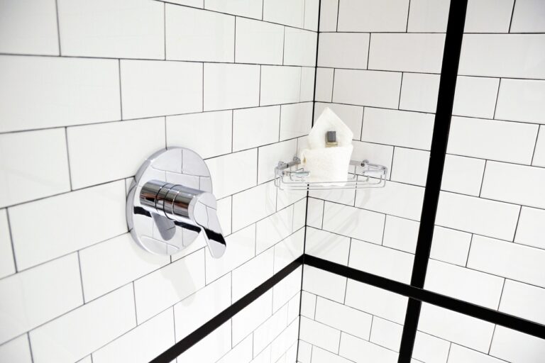 Dici addio ai porta-shampoo brutti in bagno: ecco la soluzione di design che cambia tutto