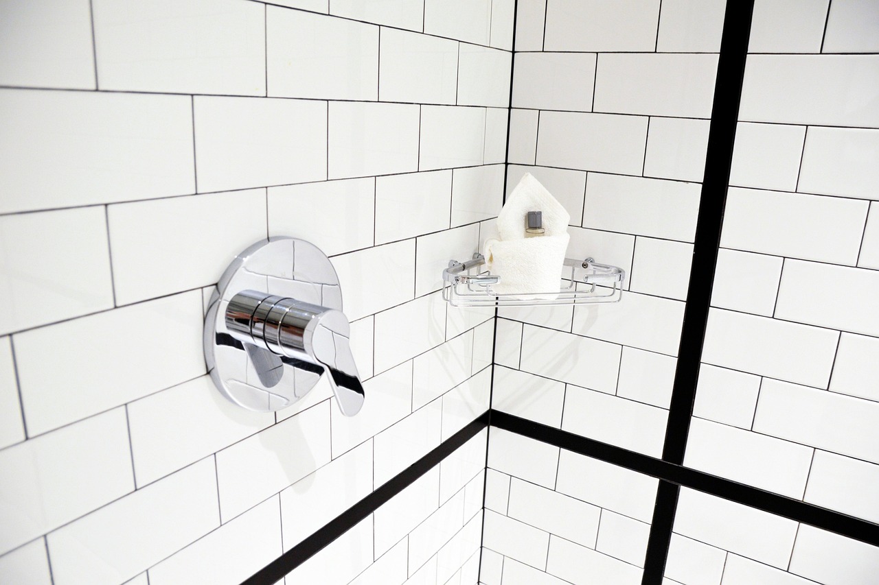 Porta-shampoo di design elegante e funzionale, ideale per un bagno moderno e ordinato.