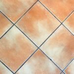 Fughe di piastrelle pulite con metodo naturale, senza candeggina.