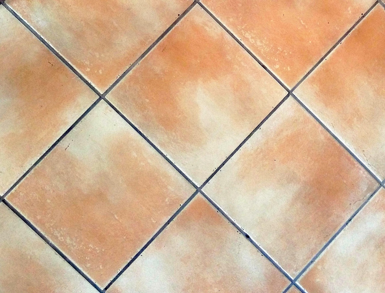 Fughe di piastrelle pulite con metodo naturale, senza candeggina.