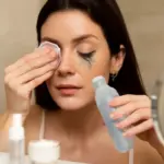 Make-up waterproof come si rimuove senza rovinare la pelle: i gesti che salvano la tua routine