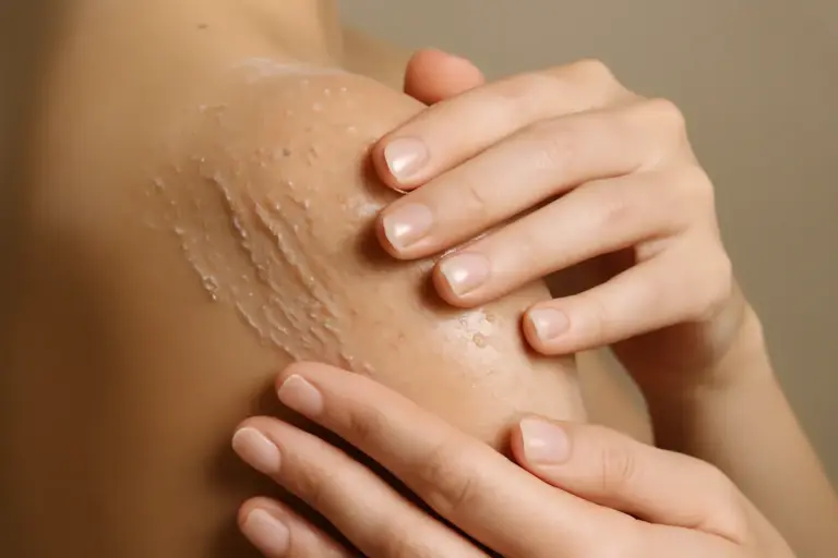 Trattamento esfoliante professionale: il segreto per una pelle del corpo che assorbe meglio le creme
