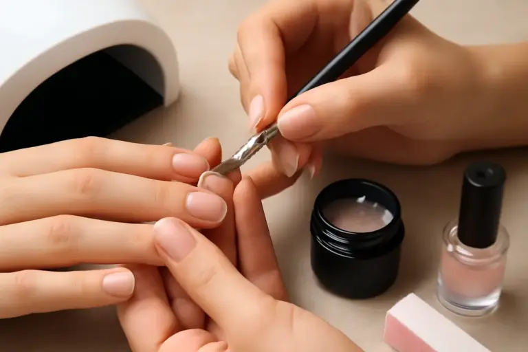 Ricostruzione unghie con gel: benefici rispetto allo smalto semipermanente che pochi conoscono